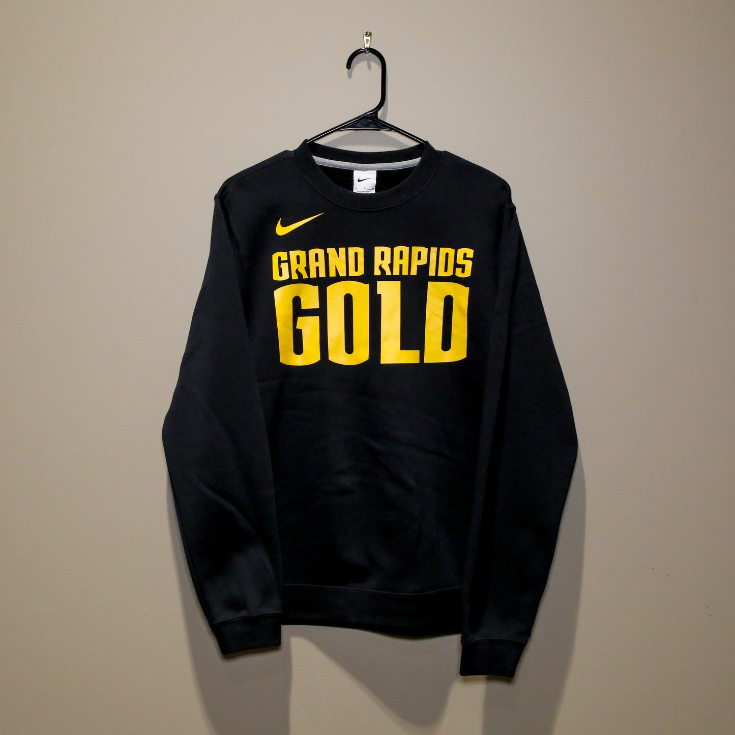 NIKE Club Fleece Crew - Gold Wordmark